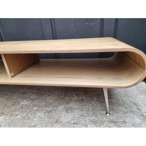 1018 - A 'Jual Retro' plywood coffee table, 151cm wide. 