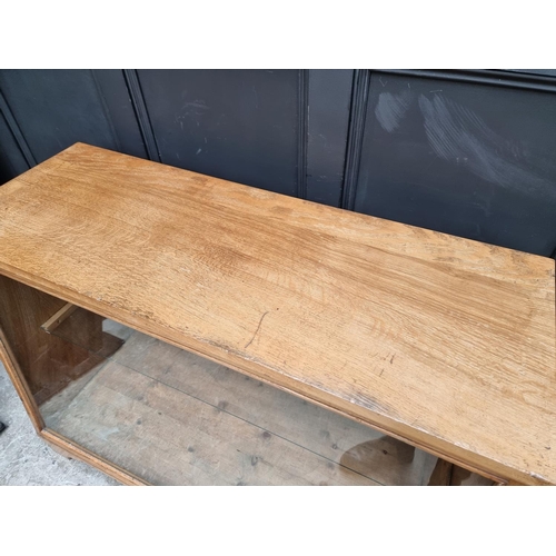 1039 - A vintage oak shop's display counter, 124.5cm wide.