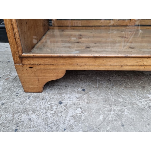 1039 - A vintage oak shop's display counter, 124.5cm wide.