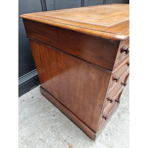 1040 - A late Victorian mahogany pedestal desk, 137cm wide.