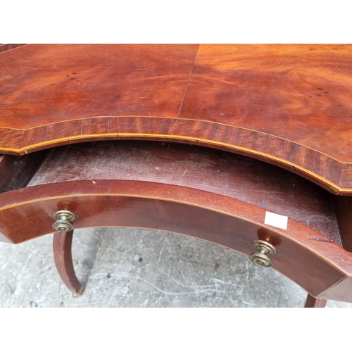 1042 - A reproduction mahogany and line inlaid kidney shaped desk, 99cm wide. 