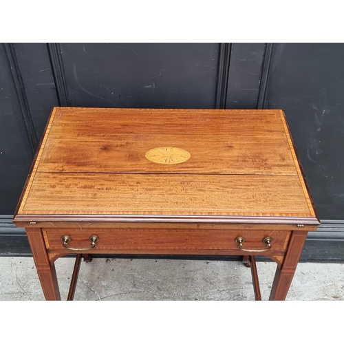 1046 - An Edwardian mahogany and inlaid writing desk, with foldover top, 69cm wide. ... 