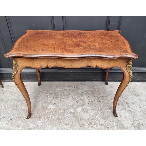 1049 - A George III mahogany and inlaid bowfront Pembroke table, 98cm when open. ... 