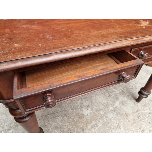 1067 - A Victorian mahogany washstand, 104cm wide. 