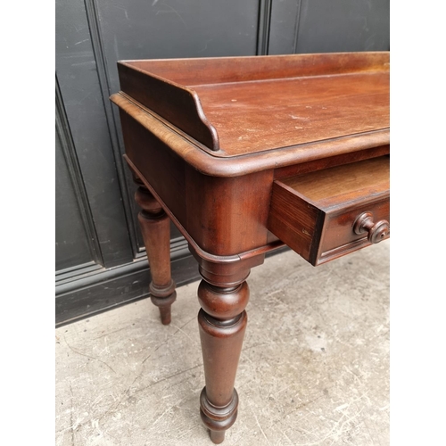 1067 - A Victorian mahogany washstand, 104cm wide. 