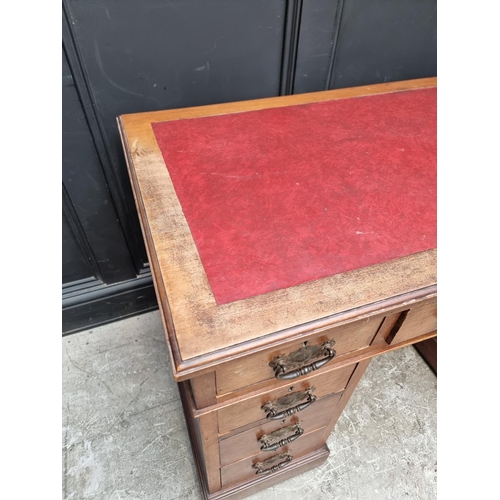 1068 - A circa 1900 mahogany pedestal desk, 107.5cm wide.