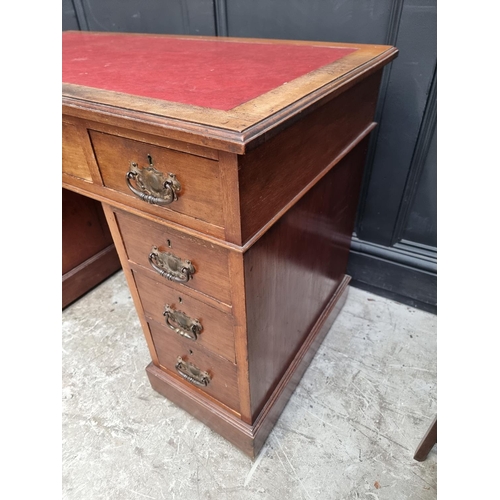 1068 - A circa 1900 mahogany pedestal desk, 107.5cm wide.