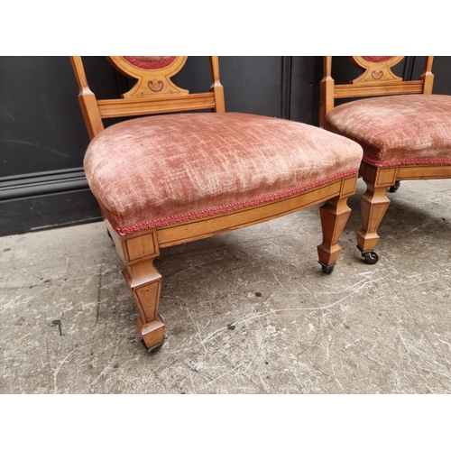 1084 - A pair of late Victorian satinwood and inlaid occasional salon chairs. (2)