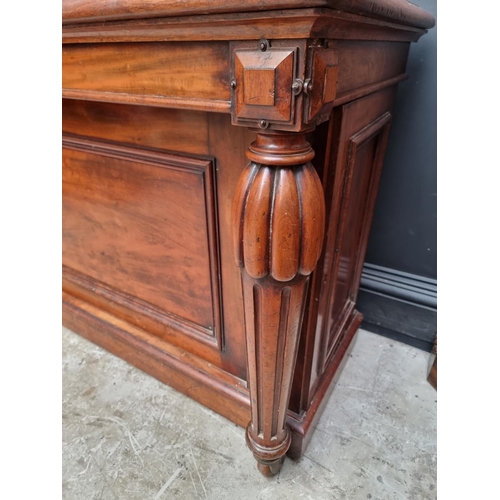 1093 - A large Victorian mahogany extending dining table and matching leaf cabinet, with four leaves, ... 