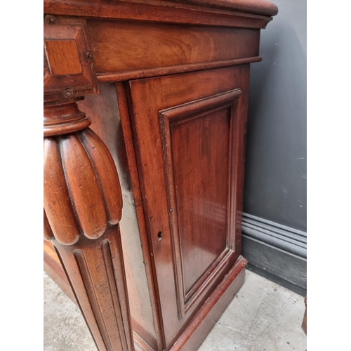 1093 - A large Victorian mahogany extending dining table and matching leaf cabinet, with four leaves, ... 