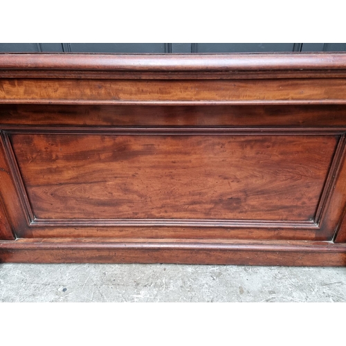 1093 - A large Victorian mahogany extending dining table and matching leaf cabinet, with four leaves, ... 