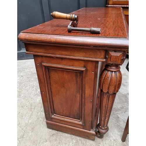 1093 - A large Victorian mahogany extending dining table and matching leaf cabinet, with four leaves, ... 