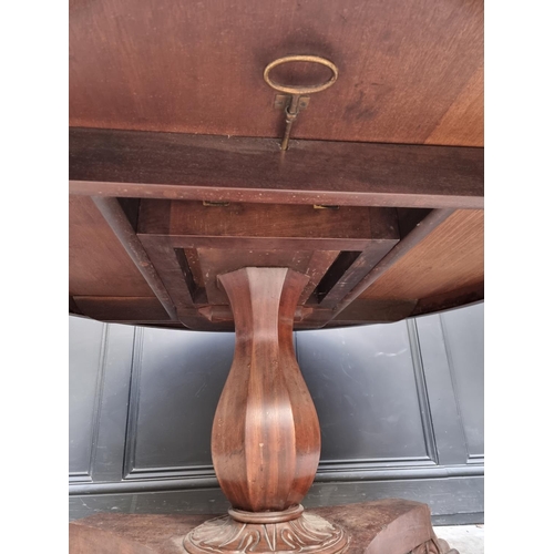 1105 - A Victorian mahogany and crossbanded circular breakfast table, 137cm diameter. ... 