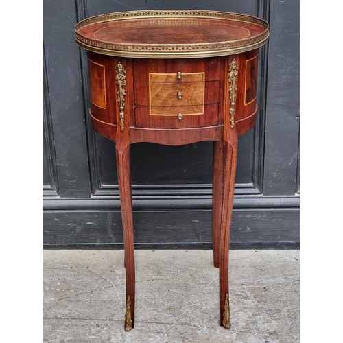 1106 - A Louis XVI style mahogany and walnut gueridon, 43.5cm wide.