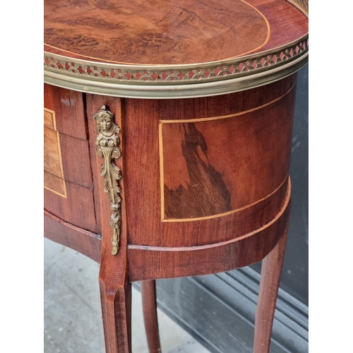 1106 - A Louis XVI style mahogany and walnut gueridon, 43.5cm wide.