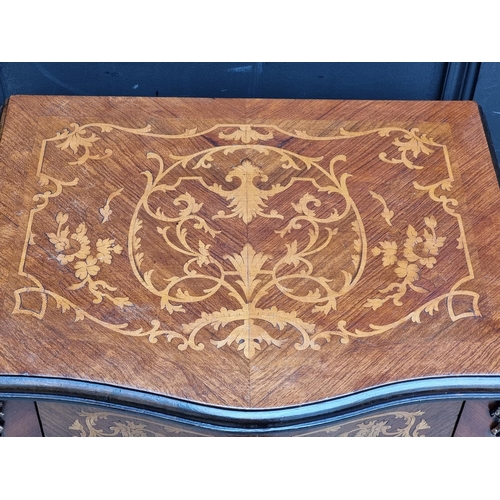 1109 - A 19th century Continental walnut gueridon, 48cm wide.