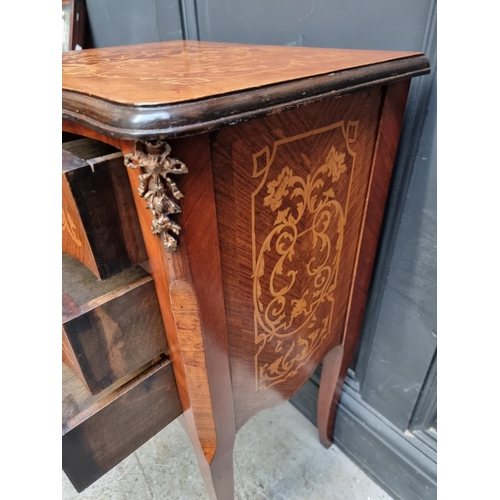 1109 - A 19th century Continental walnut gueridon, 48cm wide.