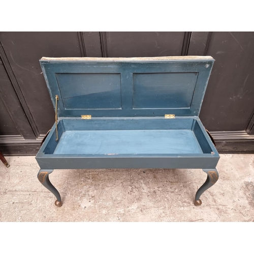 1121 - A blue and gilt painted duet stool, with hinged seat, 93cm wide.