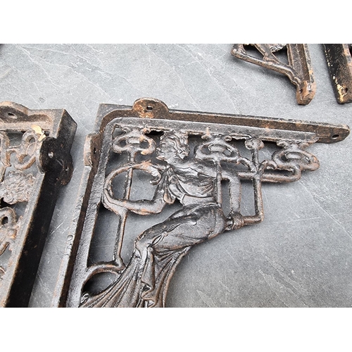 1283 - A set of six cast iron brackets. Please note: Shoe last withdrawn from lot.