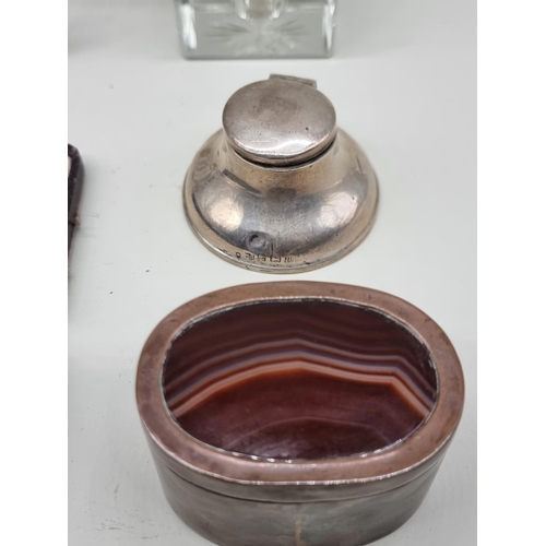 1315 - A mixed lot, to include a copper and agate box and cover, 6cm wide; a small silver capstan inkwell, ... 