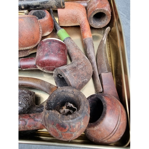 1387 - A collection of briarwood and other pipes.