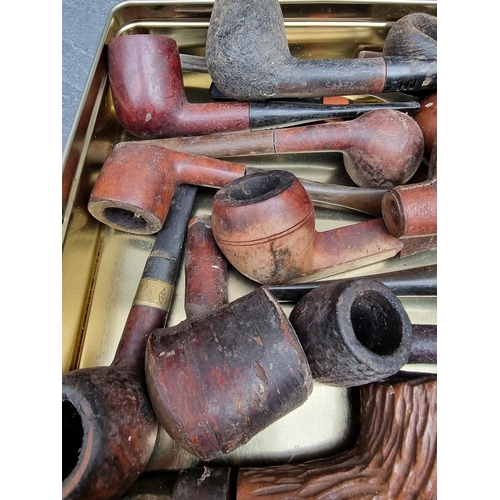 1387 - A collection of briarwood and other pipes.