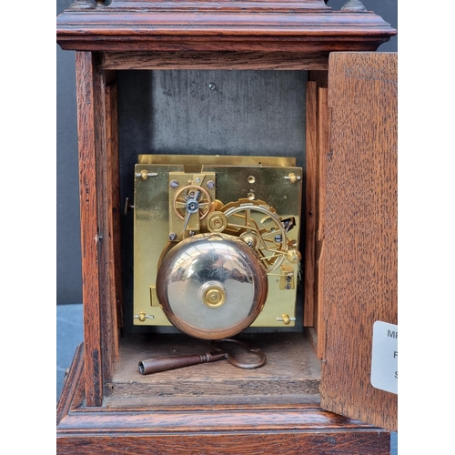 1489 - A small 18th century style mantel clock, height including handle 30.5cm, with winding key.... 