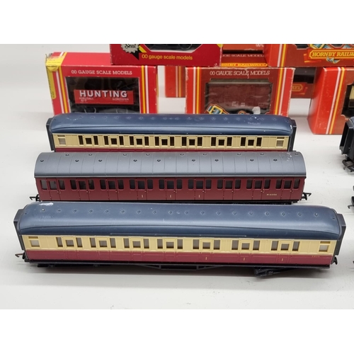 1808 - Railway: Hornby 00 gauge: a collection of coaches and wagons; together with a signal, most boxe... 