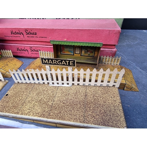 1825 - Hornby: O gauge No.4e Station (Margate) with side ramps, in box; together with 3 further statio... 