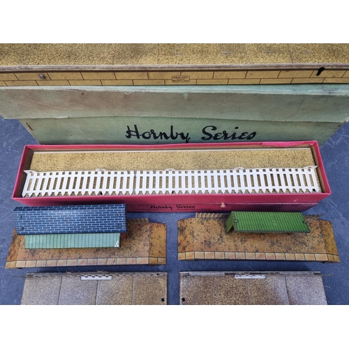 1825 - Hornby: O gauge No.4e Station (Margate) with side ramps, in box; together with 3 further statio... 