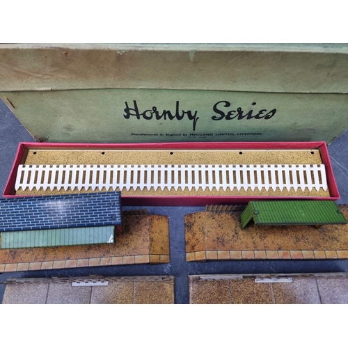 1825 - Hornby: O gauge No.4e Station (Margate) with side ramps, in box; together with 3 further statio... 