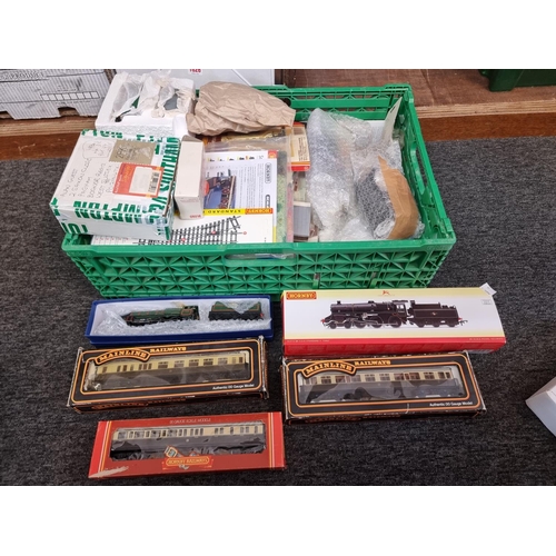 1827 - Railway: a collection of OO gauge, to include: a Hornby R2715 loco and tender, boxed; a Wrenn '... 