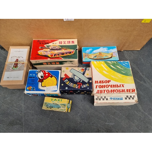 1840 - Tinplate: a small group of vintage tinplate, to include a set of 3 racing cars (USSR), in origi... 