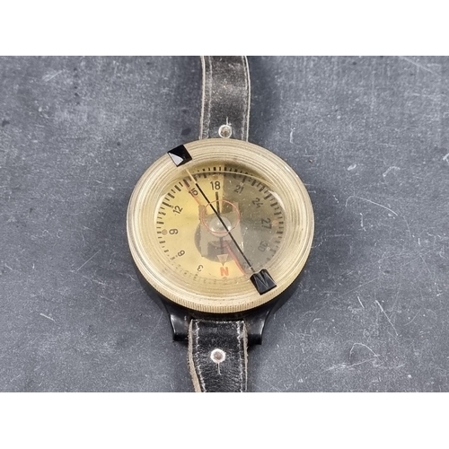 190 - A WWII German Luftwaffe AK 39 wrist compass, No.F1 23235-1, with leather strap, 62mm.... 