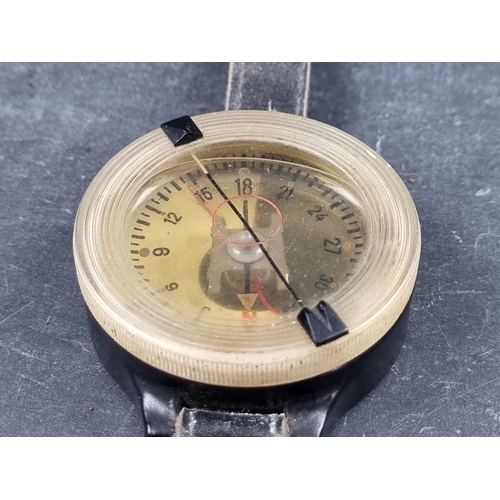 190 - A WWII German Luftwaffe AK 39 wrist compass, No.F1 23235-1, with leather strap, 62mm.... 