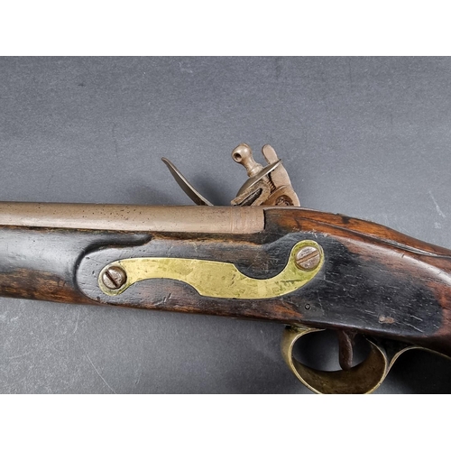 22 - A Georgian 'New Land Pattern' cavalry pistol, with 8.5in barrel and brass mounts and captive steel r... 