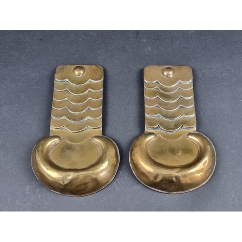 250 - A pair of 19th century brass shoulder scales, by I G Nutting, London, 16.7cm.