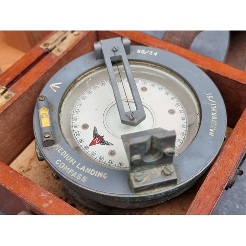 276 - A WWII RAF 6B/34 medium landing compass, Serial No.5378 K.H.I/51, boxed.