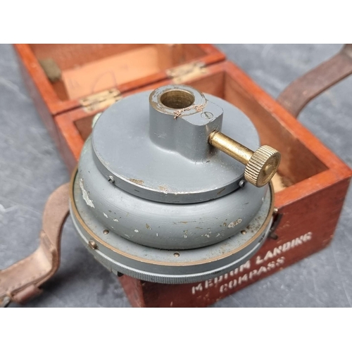 276 - A WWII RAF 6B/34 medium landing compass, Serial No.5378 K.H.I/51, boxed.