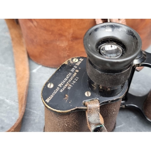 285 - A pair WWI British military binoculars, by Ross, London, 'Prismatic No.2 MK11', Serial No.1621, date... 