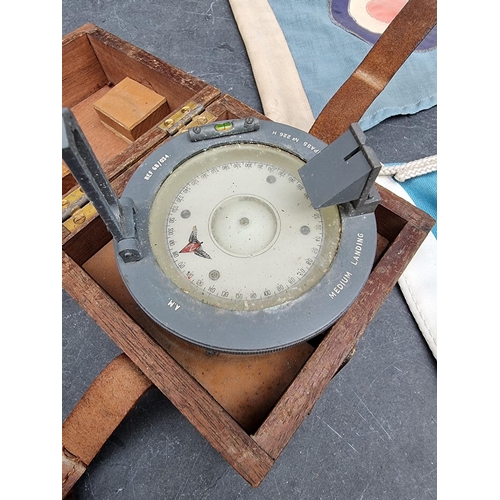 291 - A WWII RAF medium landing compass, 6B/034, No. 226H, boxed; together with a vintage RAF ensign, by E... 