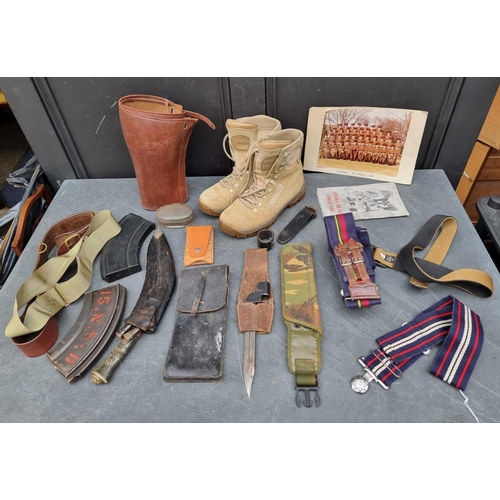 325 - A mixed group of militaria.