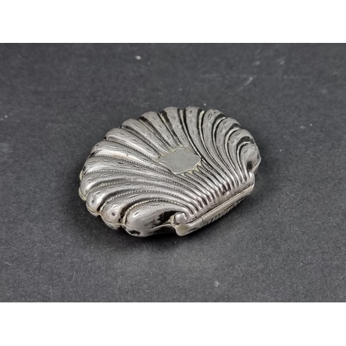 308 - A white metal scallop shell purse, 6cm wide.