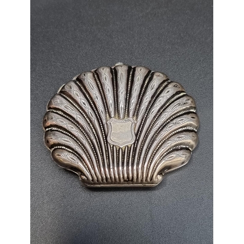 308 - A white metal scallop shell purse, 6cm wide.