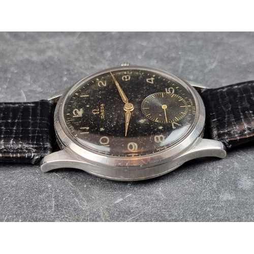 646 - A circa 1948 Omega black dial stainless steel manual wind wristwatch, 33mm, Ref. 11583155, Cal. 265,... 