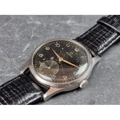 646 - A circa 1948 Omega black dial stainless steel manual wind wristwatch, 33mm, Ref. 11583155, Cal. 265,... 