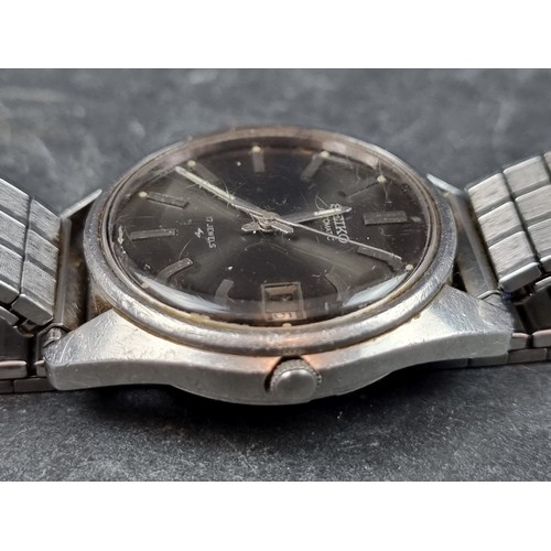 669 - A Seiko stainless steel automatic wristwatch, 36mm, Ref. 7005-8022, on replacement expanding bracele... 