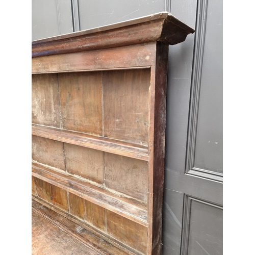 1002 - A George III oak 'dog kennel' dresser and rack, 151cm wide.