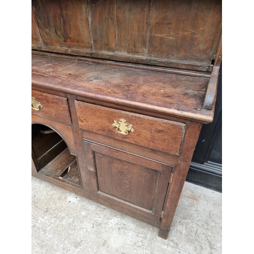 1002 - A George III oak 'dog kennel' dresser and rack, 151cm wide.