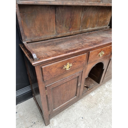 1002 - A George III oak 'dog kennel' dresser and rack, 151cm wide.